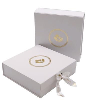 China Good Quality Recyclable Customized Printed Aluminum Stamped Gold Magnetic Logo Hardcover Rigid Paper Cosmetic Perfume Skincare Gift Box for sale