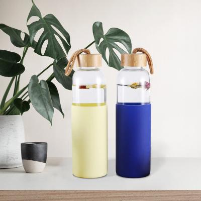 China 20oz 600ml Lid Borosilicate Glass Bamboo Water Bottle Food Grade Anti Slip Sustainable Silicone Sleeve for sale