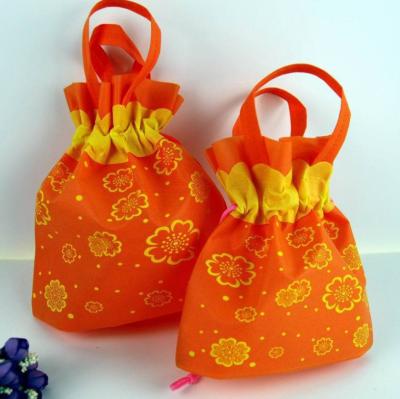 China 2022 New Design Xmas Candy Decoration Nut Candy Bag Kids Gift Handled Nonwoven Candy Bag With Suction String for sale