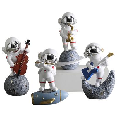 China Nordic Miniature Art Decor Creative Resin Home Decor Figurines Statues Astronaut Sculptures for sale