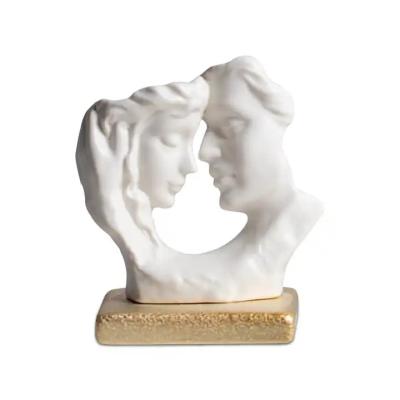 China New Product Custom Ceramic Sculpture Abstract Couple Statue Wedding Decor Ceramic Figurine Valentine's Gift Home Decorat for sale