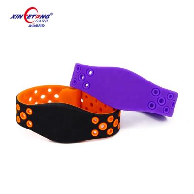 China 2022 13.56mhz waterproof/waterproof silicone RFID wristbands for access control, cashless payment for sale