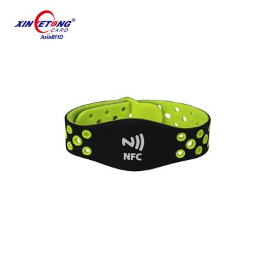 China Waterproof / Waterproof RFID Silicone Wristband Wristband Custom Logo Printing By Machine for sale