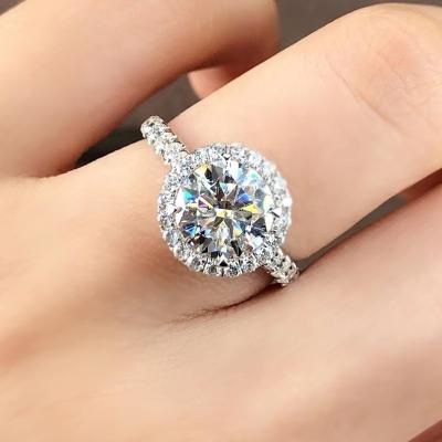 China 18K Gold Halo Setting 2 Carat Classic GRA Certified Round VVS FASHIONABLE VVS Moissanite Diamond Ring for sale