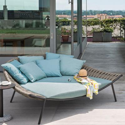 China Durable Outdoor Pool Leisure Lounger Rattan Sofa Oversized Daybed for sale