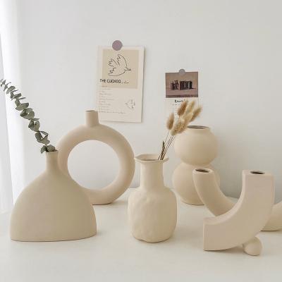 China Modern Nordic Contemporary Art Creative Ceramic Decoration Minimalist Ceramic Vase For Flower Arrangement Vase for sale