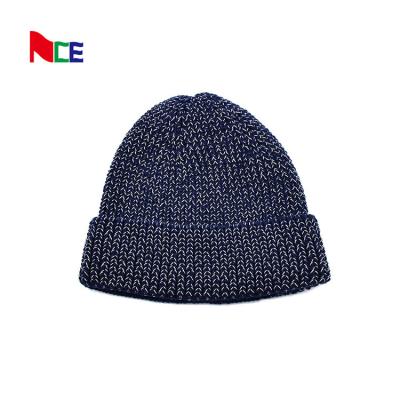 Cina 60cm che l'inverno Beanie Hat Men Reflective Yarn tricotta la morbidezza del cranio calda piegano il polsino Beanie Caps quotidiano in vendita