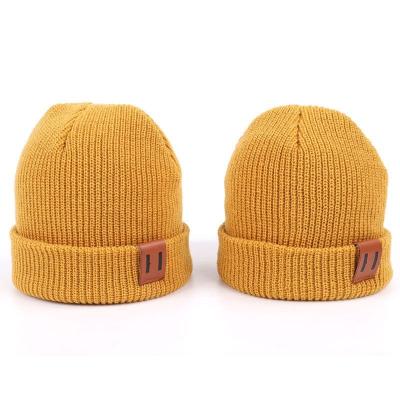 Cina La toppa di cuoio tricotta i cappelli del Beanie progetta i cappelli per il cliente caldi del Beanie di giallo del cappuccio del cappello in vendita