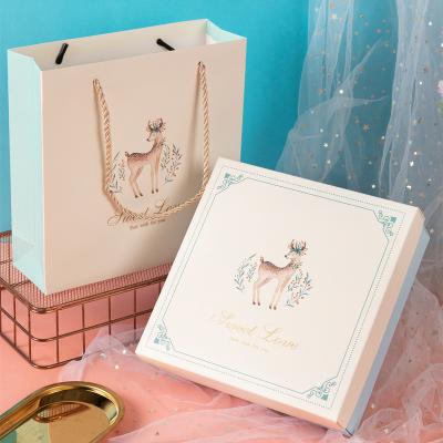 China Flower and Candy Recyclable Luxury Wholesale Chocolate Paper Box Packing Case Gift Box for Holiday Wedding Gifts for sale