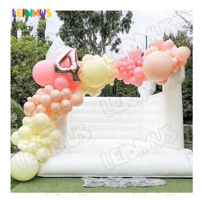 China Kids Play Adult Wedding Custom White Inflatable Wedding Center Bounce Castle Wedding Bouncer White Bouncy Castle Sand Bags Bounce House for sale