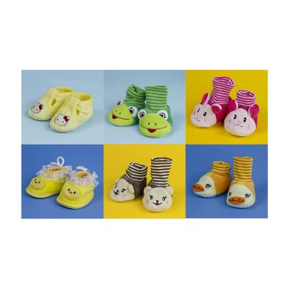 China Custom Organic Winter Cute Newborn Baby Cotton QUICK DRY Plant Socks With Handles Designer Toy Anti Slip Rattle Baby Booties for sale