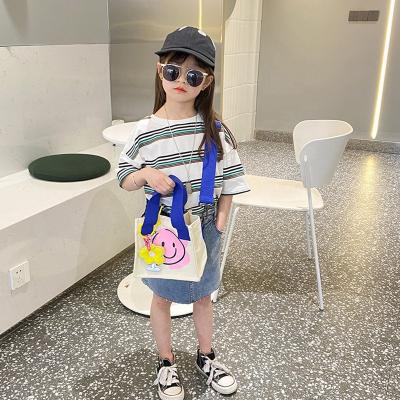 China For Kids Children's Bags 2022 New Style Cartoon Flower Letter Messenger Western Mum Bag Korean Smiling Canvas Handbag for sale