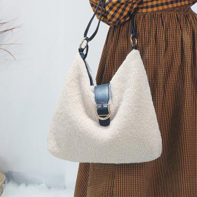 China 2021 New Design Lady Fashion Messenger Bag Large Capacity Plush Handbag Cute Lamb Hair Ladies Bag for sale