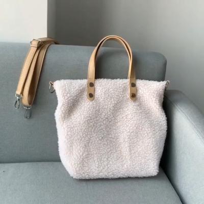 China Women's fashion bags 2021 new autumn and winter INS lamb hair girl fashion large-capacity messenger wild simple handbag for sale