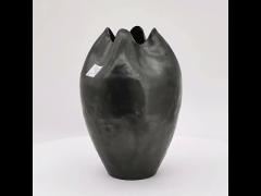 High quality creative Petals shape black luxury ceramic vase with metal glazed for table decor