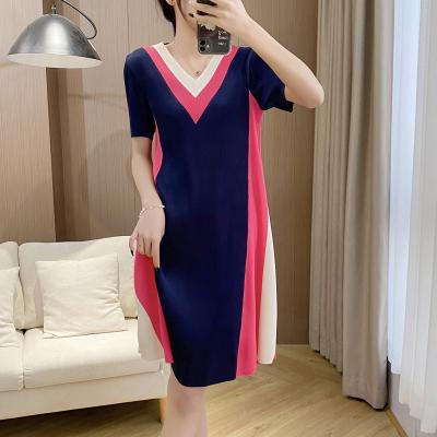 China Lady Fashion Pleated Dress Women Elegant Casual Long Dress V-Neck Dress Women's Dress High Quality Anti-Static for sale