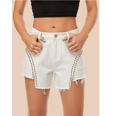 China QUICK DRY White Raw Edge Rivet Non-Stretch Cotton Twill Low Edge Women's Jean Shorts for sale