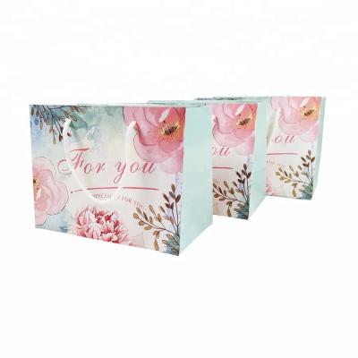 China Recyclable Glossy Laminated Custom FSC Logo Printing Shopping Fancy Paper Gift Bag for sale