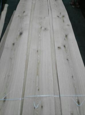 China Rustic Knotty Oak Wood Veneer Knotty Oak Natural Veneers for Furniture Door and Panel Industry for sale