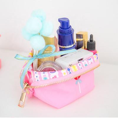 China Fashion Heart Makeup Portable Waterproof Cosmetic Bag Embroidered Small Storage Cosmetic Filter Frames for sale