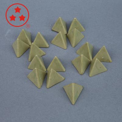 中国 high quality vibratory finishing plastic resin media cone shape 販売のため