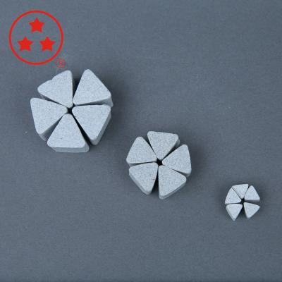 中国 Xingxing Abrasive Straight Cut Triangle Vibratory Finishing Stone Ceramic Media 販売のため