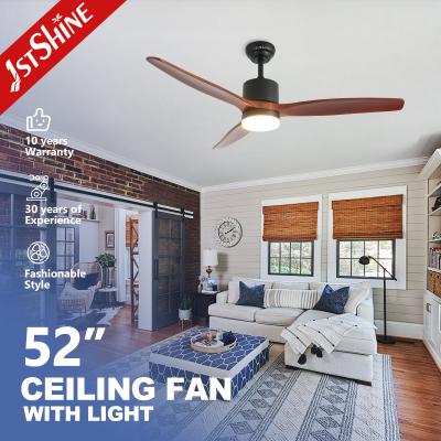 Chine La fan de plafond en bois solide avec le moteur réversible à C.A. de lames de la lumière 3 a mené la lumière tout à fait de fan à vendre