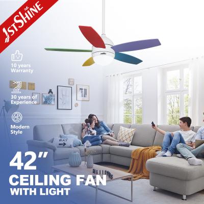 Chine Fan de plafond moderne de lames colorées de forces de défense principale d'OEM 5 avec le moteur à courant alternatif léger à vendre