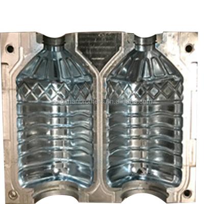 China Precision Blow Molding Mold For Plastic Bottles 250000-300000shots Mould Life for sale