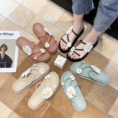 China PVC Women Summer Flower Sandals Lady Slippers Waterproof Sandals With Daisy Beach Pool Sandals For Women for sale