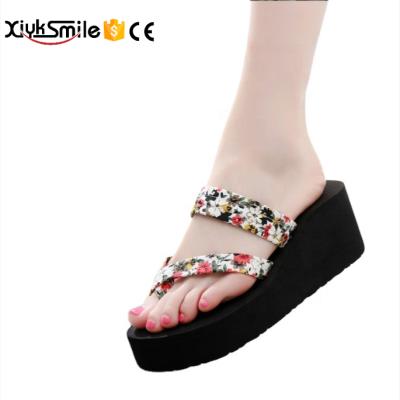 China CUSHIONING low price summer hot sale wholesale slippers simple and soft can be worn outside beach shoes flip flops ladies for sale