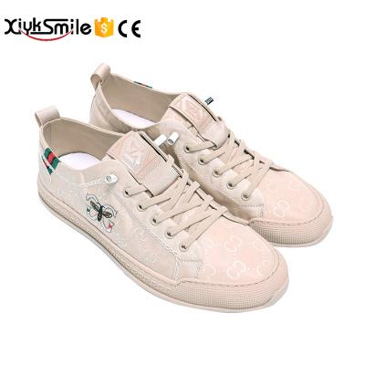 China 2022 New Fashion Trend Men's Shoes Wholesale Fashion Casual Sneakers Embroidered Cloth Shoes for sale