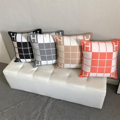 China China factory H pillow case decoration H letter 18x18 luxury wholesale anti-static pillow cover soft comfortable custom cushion cover for sale