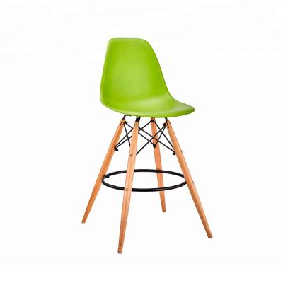 China Dining Room Modern Style Green Color PP Material Beech Legs Umpire Chair Bar Stool for sale