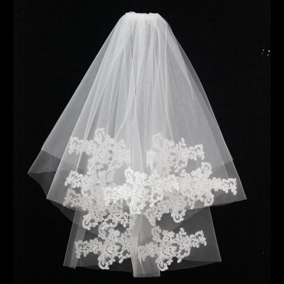 China Lace Edge Two Layer Fingertip Length Veil V1416W1-1 With One Edge Lace Scalloped Bridal Veils for sale