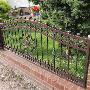 China Easily Assembled Decoration Galvanized Steel Pipe Fence With Arc Top for sale