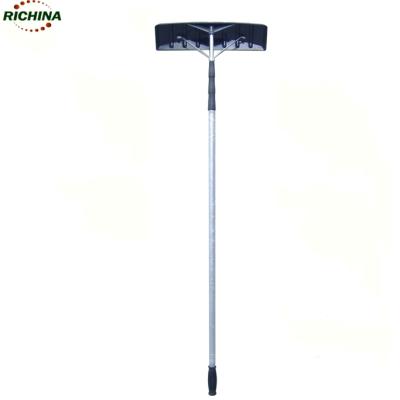 China Disposable Lightweight Aluminum Pole Handle Telescopic Snow Roof Rake With Extension Length 640cm for sale