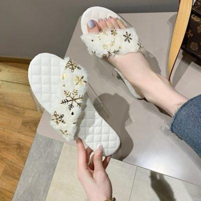 China CUSHIONING 2021 Summer Casual Hairy Open Toe Female Fur Slippers Ladies Clear Stimulant Woven Outdoor Flat Sandals for sale