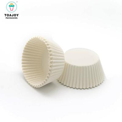 China Guangzhou Supplies Disposable Cupcake Papers Disposable Baking Molds White Cupcake Wrappers for sale