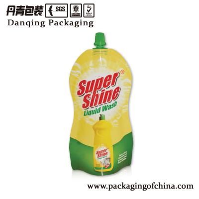 Chine Mettez les sachets en bouteille en plastique de forme, le sac détersif Y1636 de conditionnement en plastique de lavage liquide à vendre