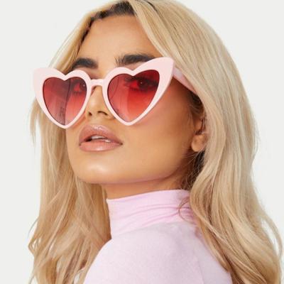 China Fashion Sunglasses 2022 Wholesale Fashion Oversized Love Lovers Pink Heart Shaped Sunglasses For Women for sale