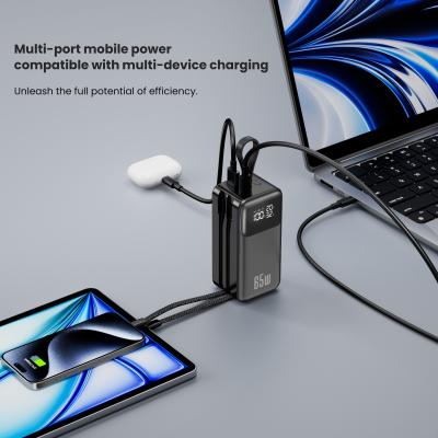 China Cargador portátil Banco de energía 65W para portátil, 4 salidas USB C Cargadores portátiles de viaje con cable incorporado en venta