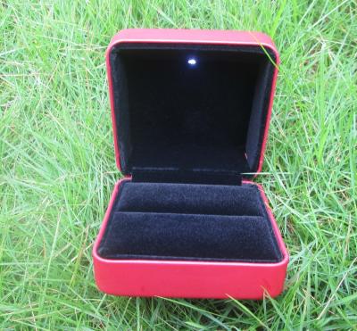 China Fashion Luxury Red Plastic Jewelry Case Lacquered Wedding Ring Pendant Jewelery Packaging With Led Light Box for sale