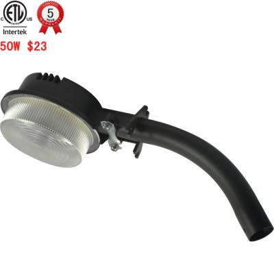 China Factory price garden led dusk to dawn area light outdoor light 50w 70w led barn light with pole for sale