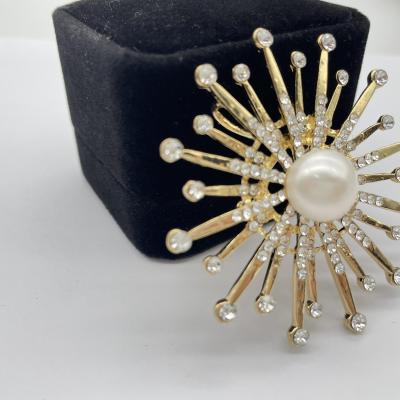 China Fast Delivery Fatory Winter Gift Fancy Wedding Brooch Setting Pearls Snow Shape Rhinestone Brooch Luxury Women for sale