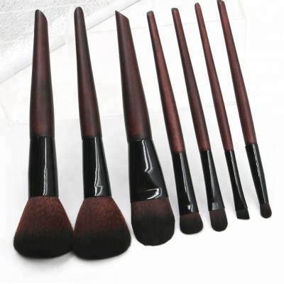 China Angular Blush 2018 New Products 7pcs Set Wooden Handle Comfortable Makeup Brush for sale