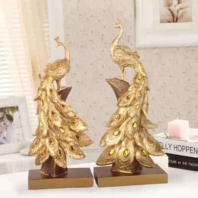 China Home Decoration Handicrafts 2022 New European Style Statue Home Decor Modern Resin Art Sculpture Peacock Ornaments Office Decorations for sale