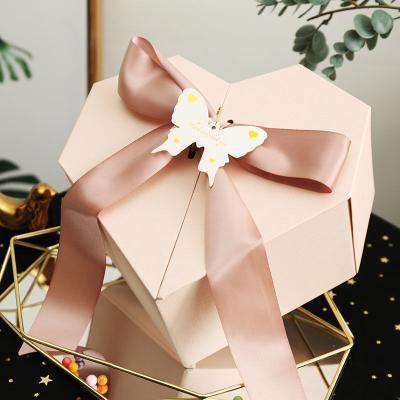 China Handmade Luxury Paper Box Pink Christmas Wrapping Paper Gift Box Heart Shaped Box for sale