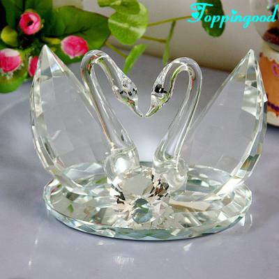 China Beautiful Clear Crystal Swan Animal Wedding Couples Figurine From Europe for sale