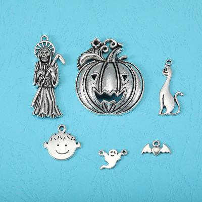 China Factory Direct Sale Environmentally Friendly Halloween Style Scary Pendant Personalized Zinc Alloy Pendant For Necklace Making for sale